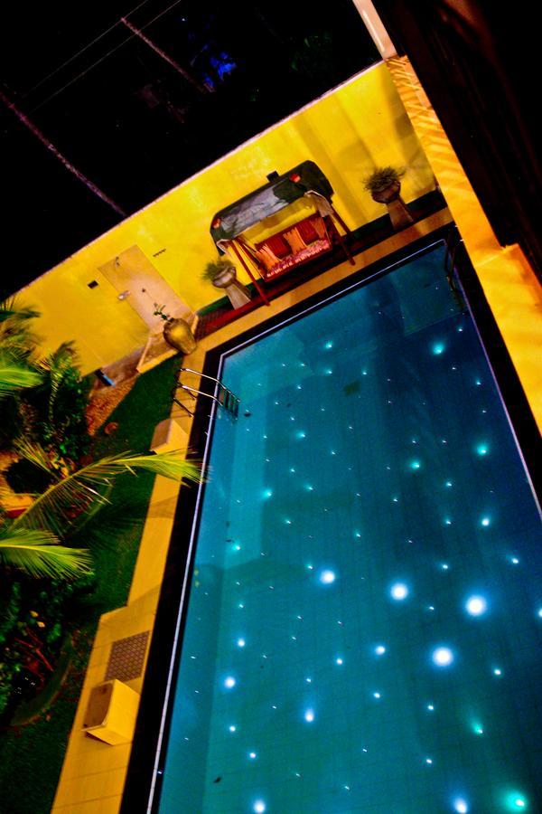 White Palace Hotel Gampaha Buitenkant foto